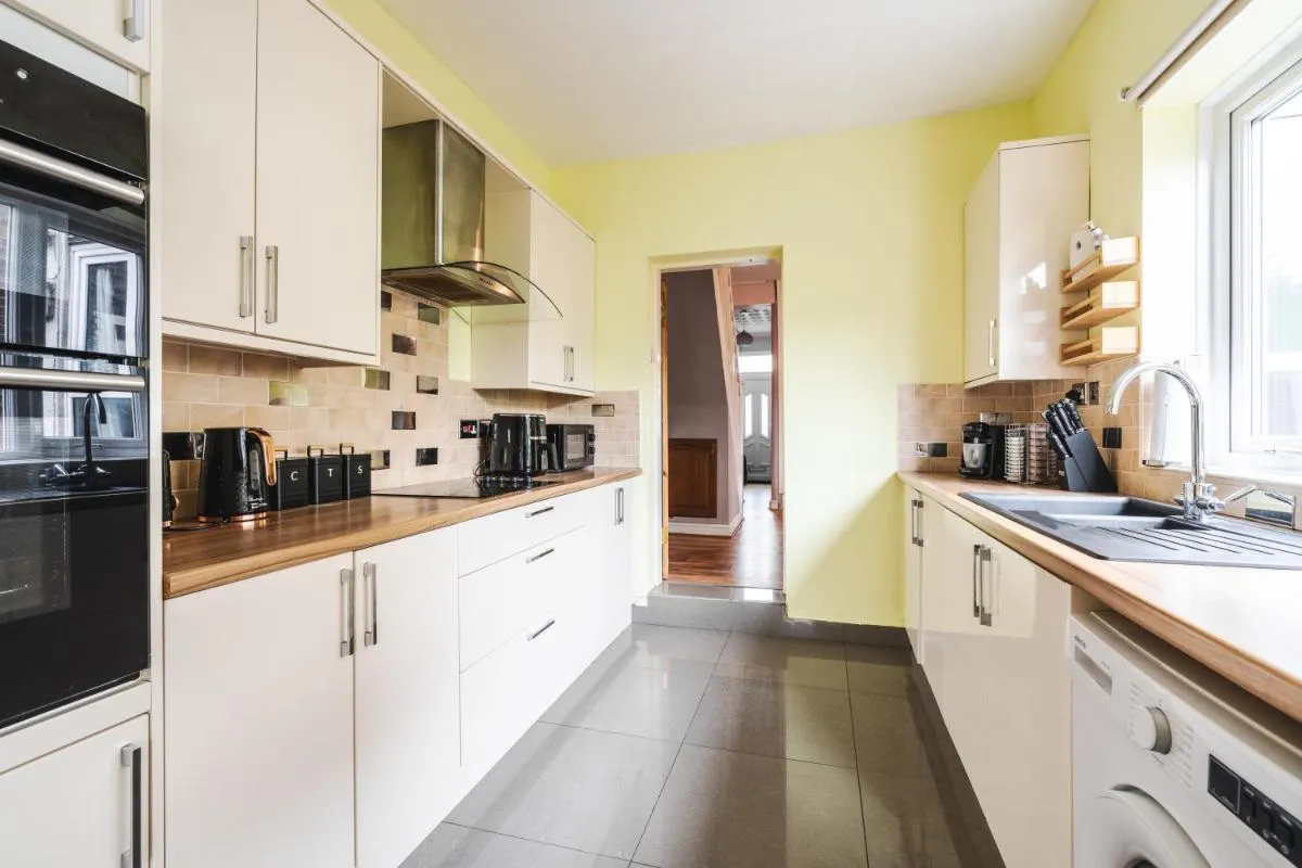 Image 2 of Modern & Spacious – Pool Table – Free Parking – Sleeps 10