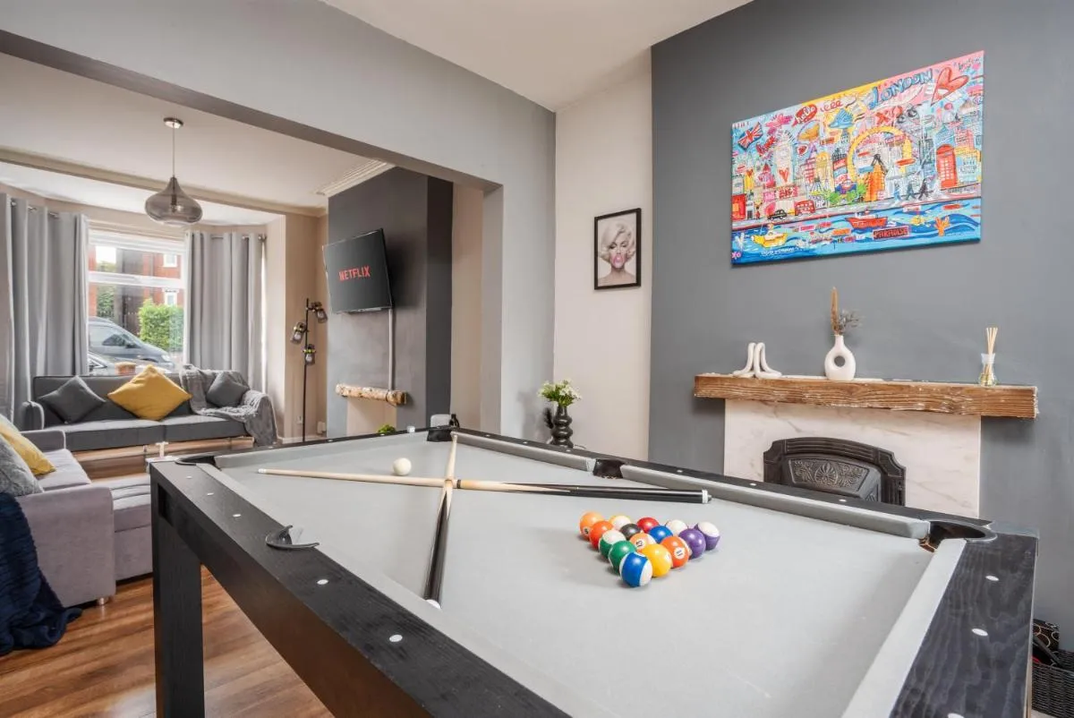 Image 1 of Modern & Spacious – Pool Table – Free Parking – Sleeps 10