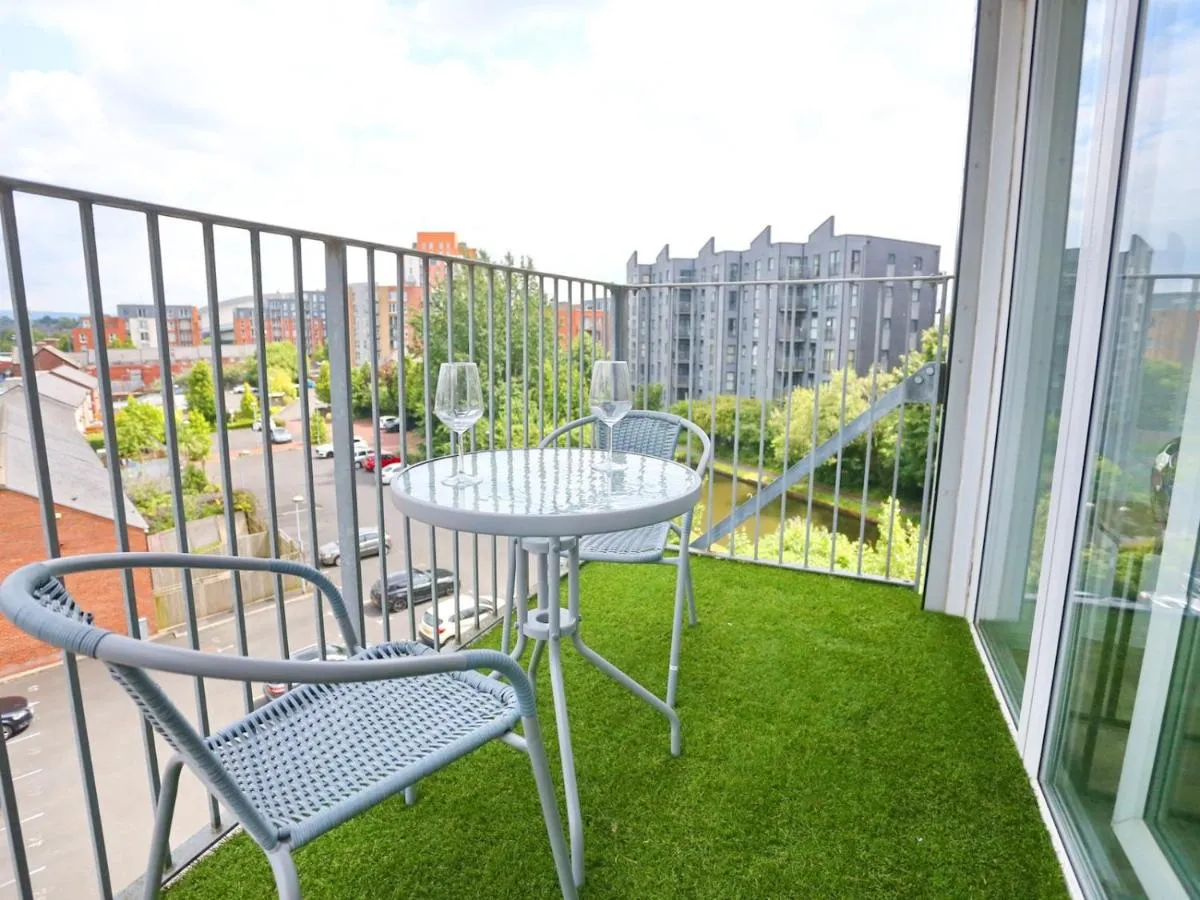 Image 2 of New Refurb Mins From Coop Man City Park For Free Pass the Keys