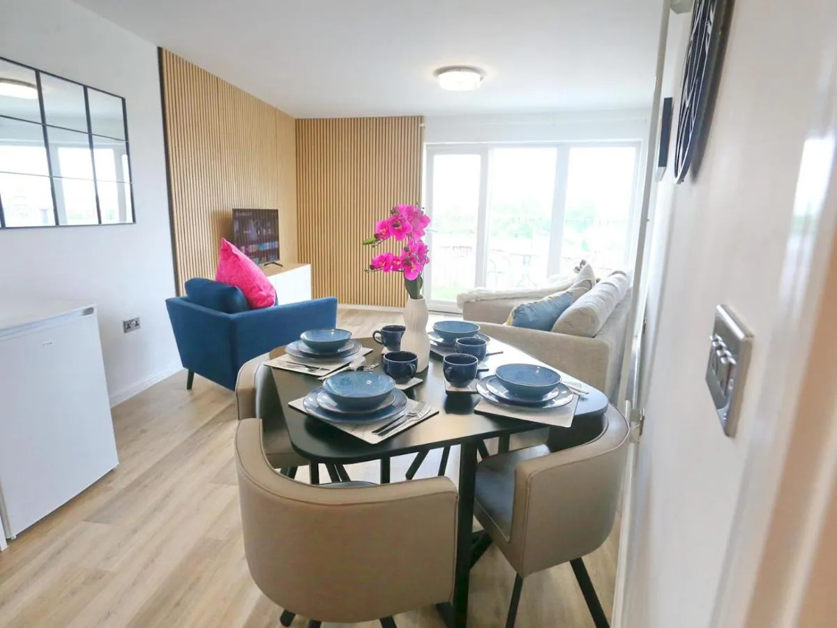 Image 6 of New Refurb Mins From Coop Man City Park For Free Pass the Keys