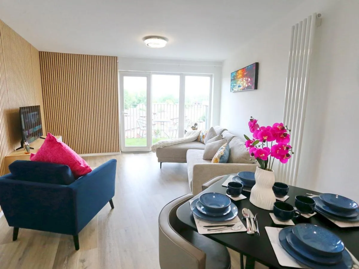 Image 3 of New Refurb Mins From Coop Man City Park For Free Pass the Keys