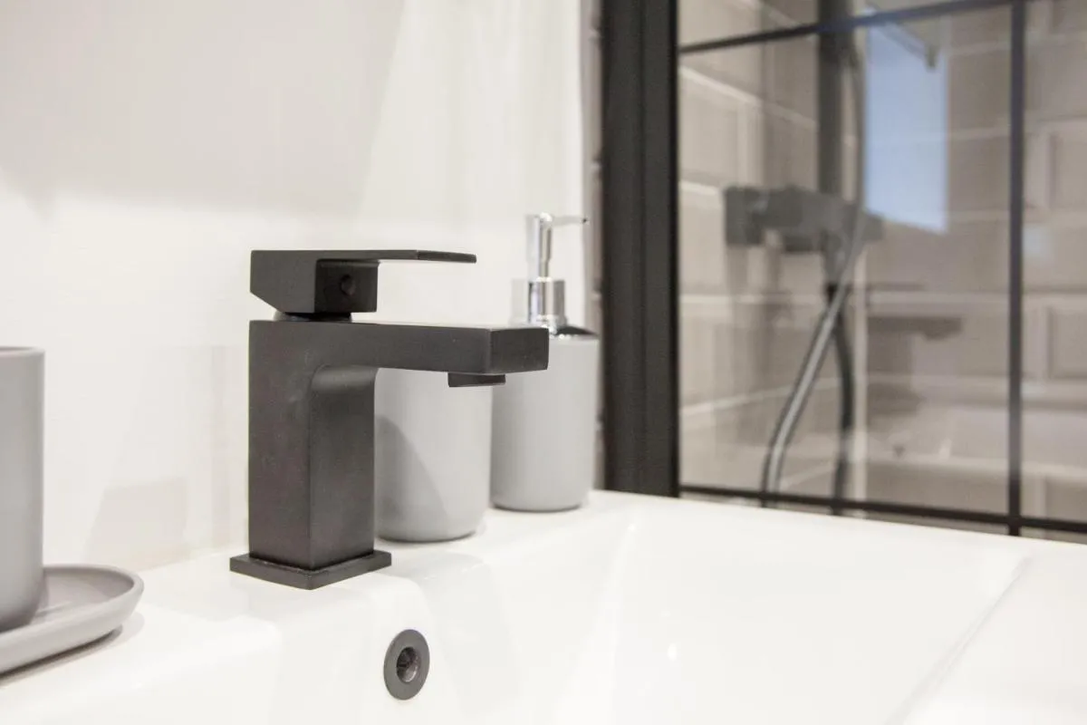 Image 2 of New! Stylish & Modern Home With Free Parking! Book Now!