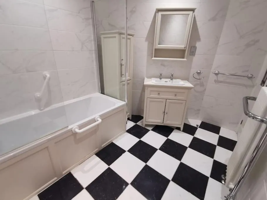 Image 1 of Old Trafford City Centre Events 4 Bedrooms 6 rooms sleeps 3 – 8
