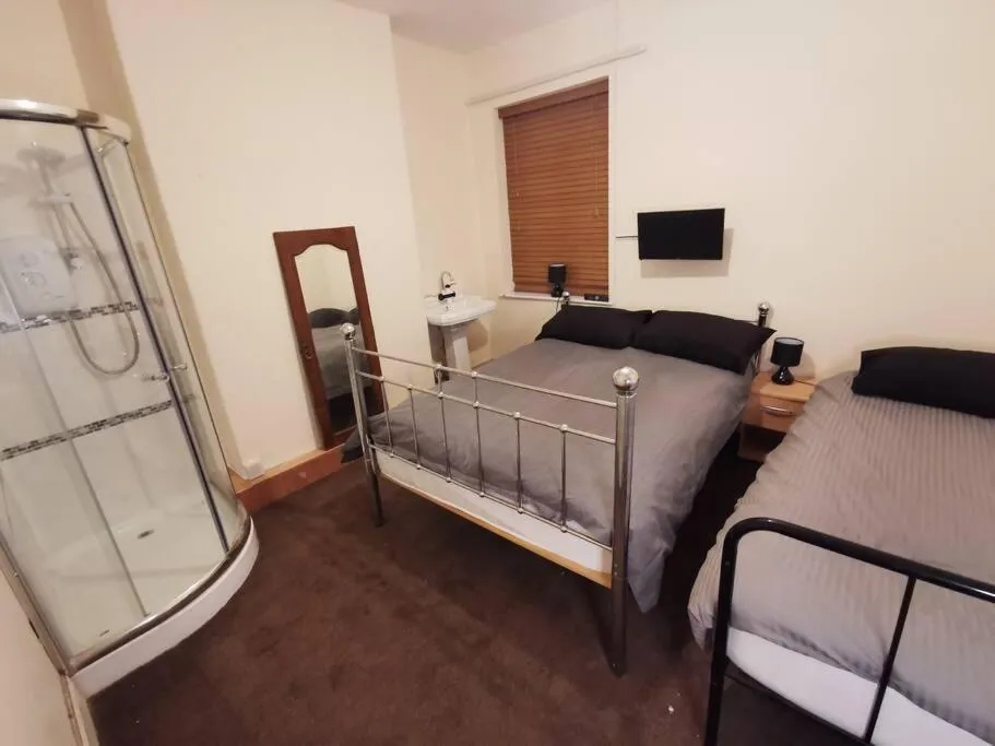 Image 5 of Old Trafford City Centre Events 4 Bedrooms 6 rooms sleeps 3 – 8