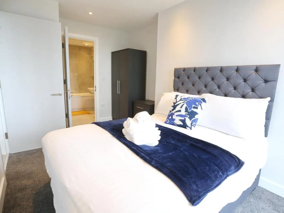 Image 3 of Pass the Keys 9th Floor Flat 24hr Shop At Base Pets Allowed