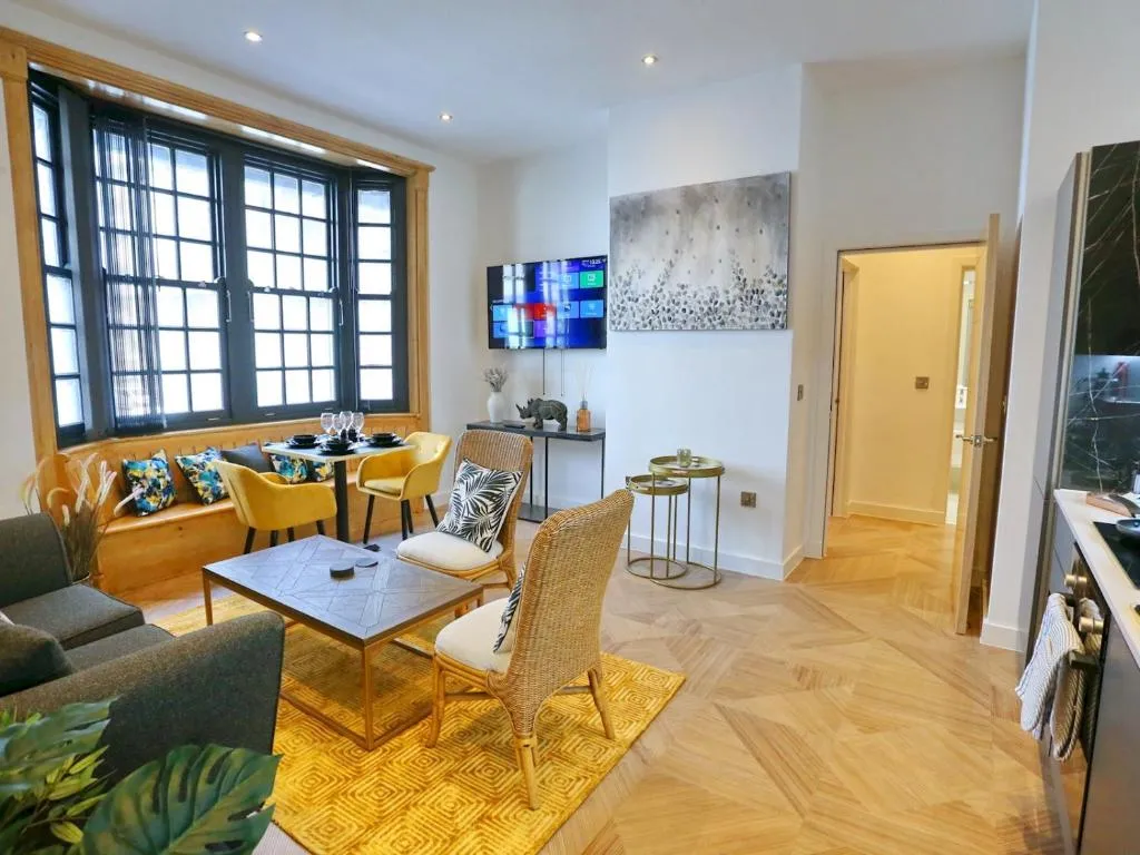 Image of Pass the Keys Beautifully Restored 3 Bed Flat In City Centre
