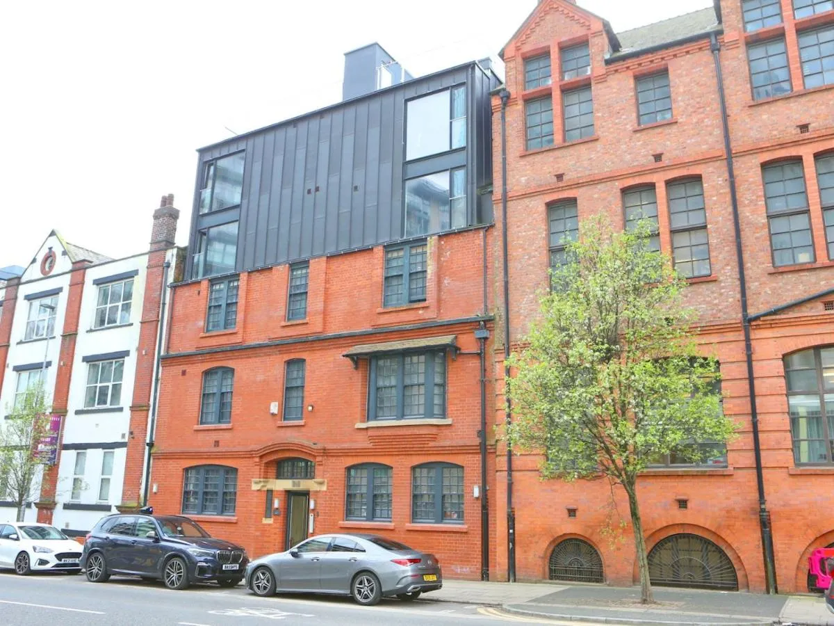 Image 2 of Pass the Keys Beautifully Restored 3 Bed Flat In City Centre
