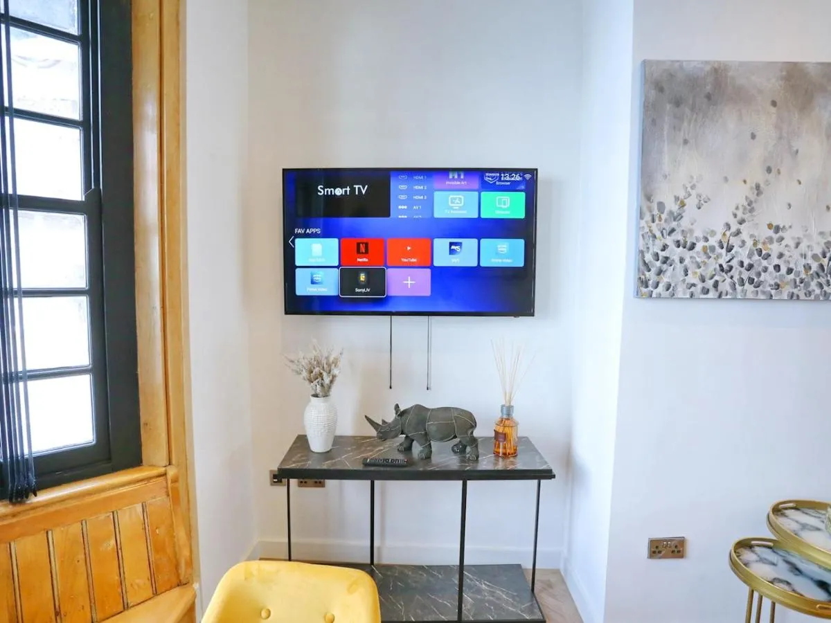 Image 5 of Pass the Keys Beautifully Restored 3 Bed Flat In City Centre