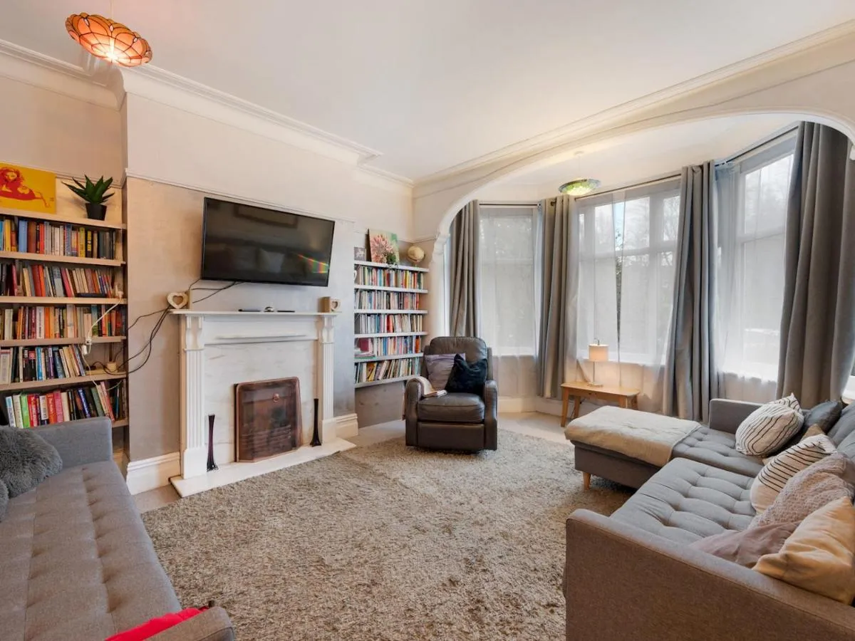 Image 2 of Pass the Keys Spacious 5-Bedroom House in the charming suburb of Fallowfield