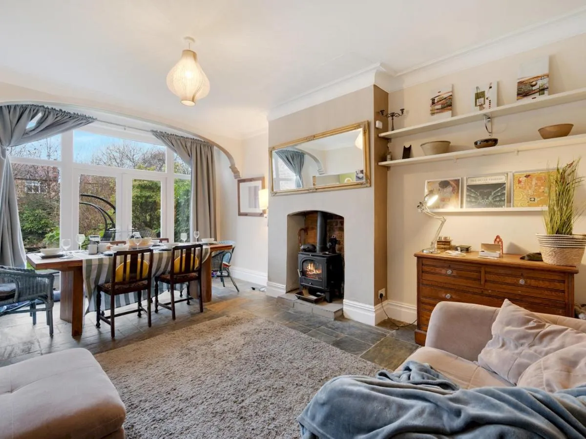 Image 3 of Pass the Keys Spacious 5-Bedroom House in the charming suburb of Fallowfield