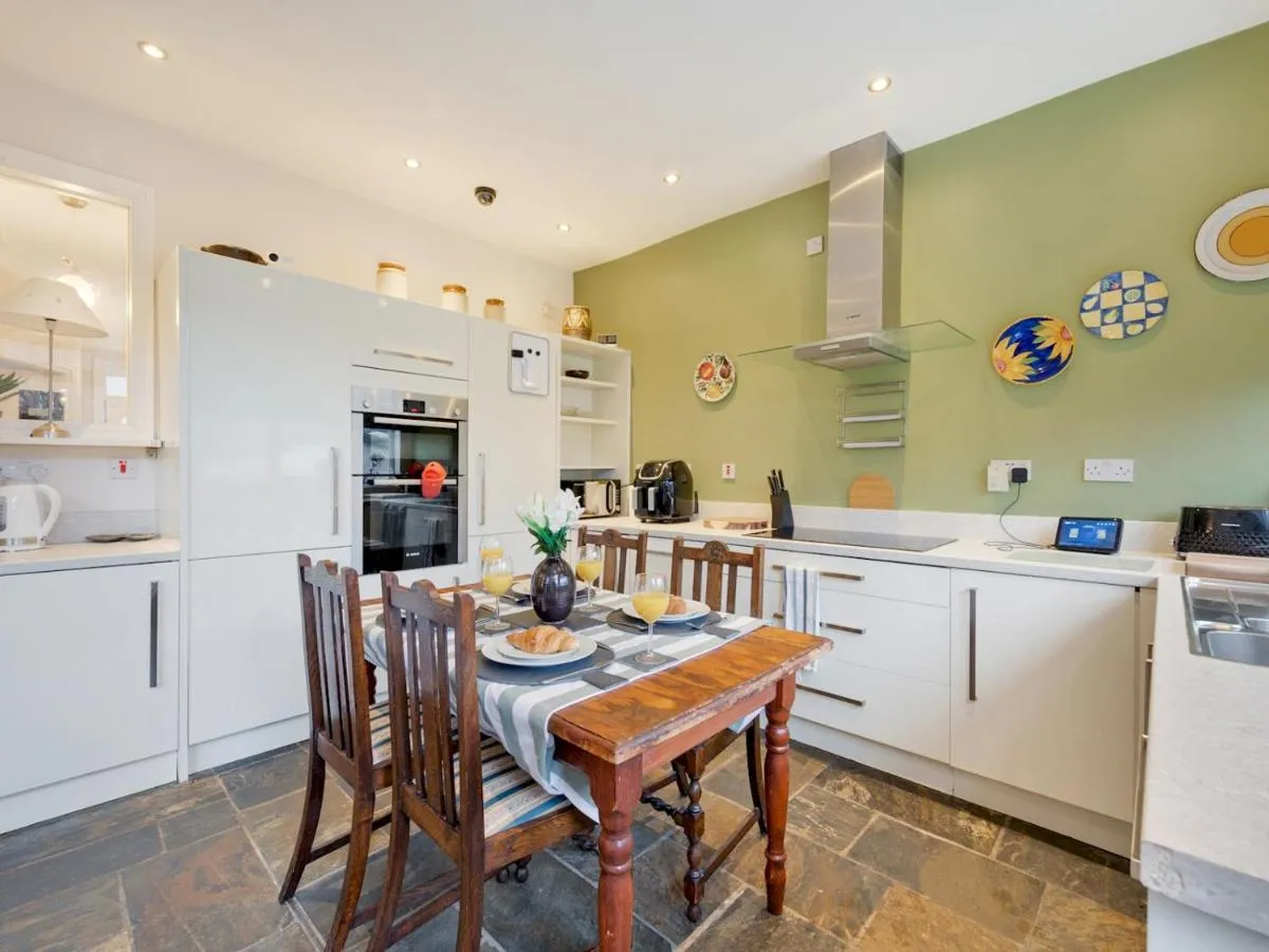 Image 4 of Pass the Keys Spacious 5-Bedroom House in the charming suburb of Fallowfield