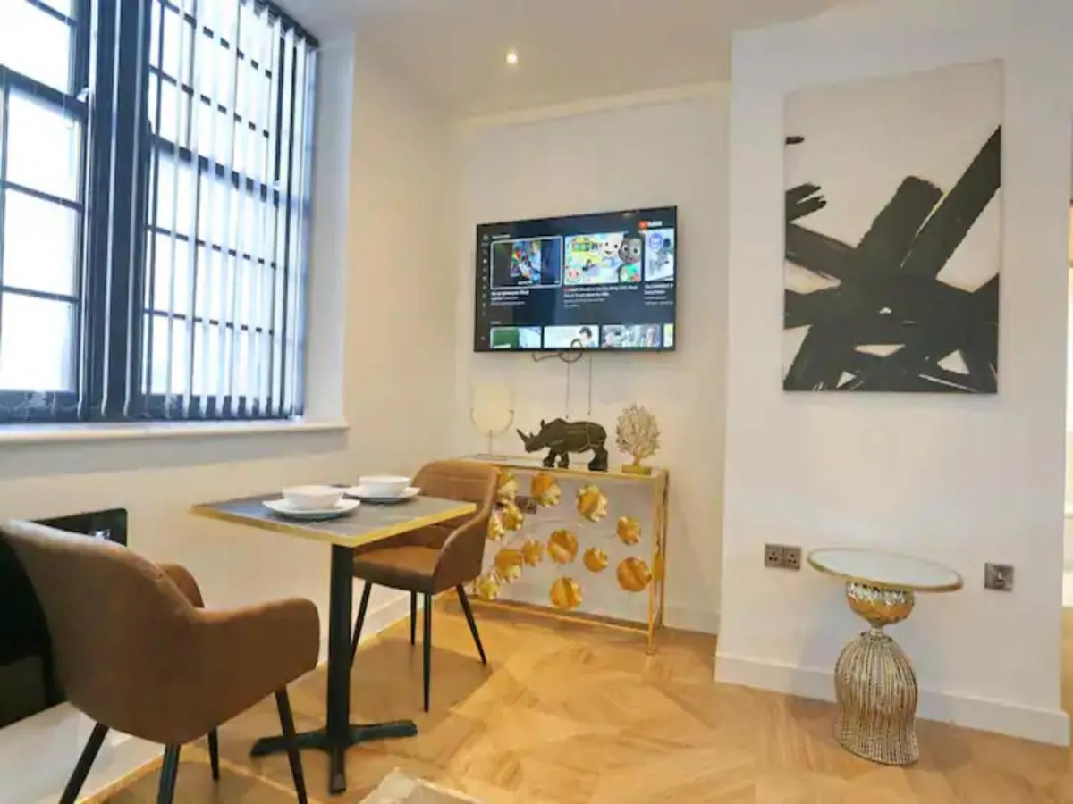 Image 5 of Pass the Keys Stunning King Bed Flat 9 Min Walk From Arndale
