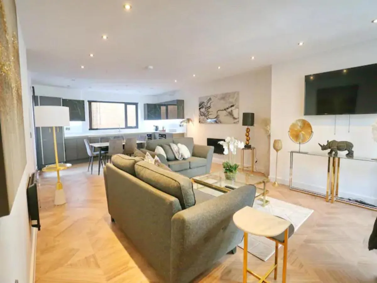 Image 1 of Pass the Keys Super King Penthouse Minutes from Arndale Centre