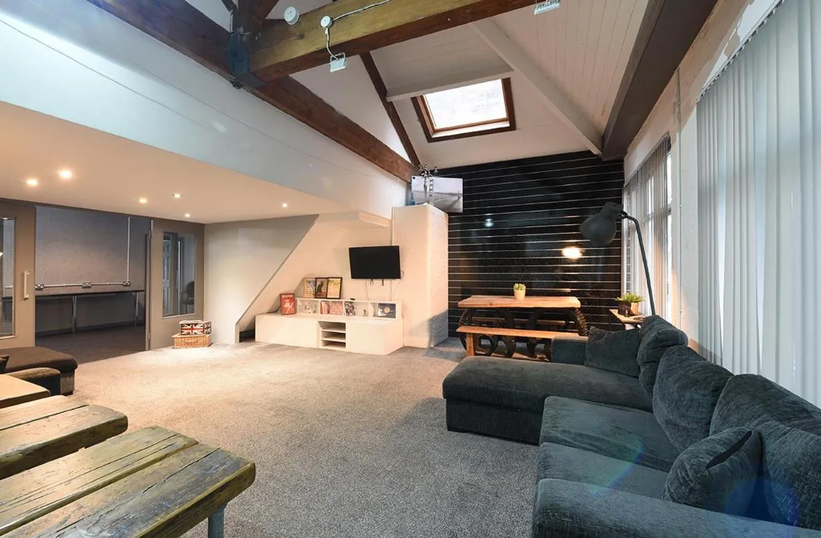Image 4 of Penthouse Warehouse Slps 18 (61)
