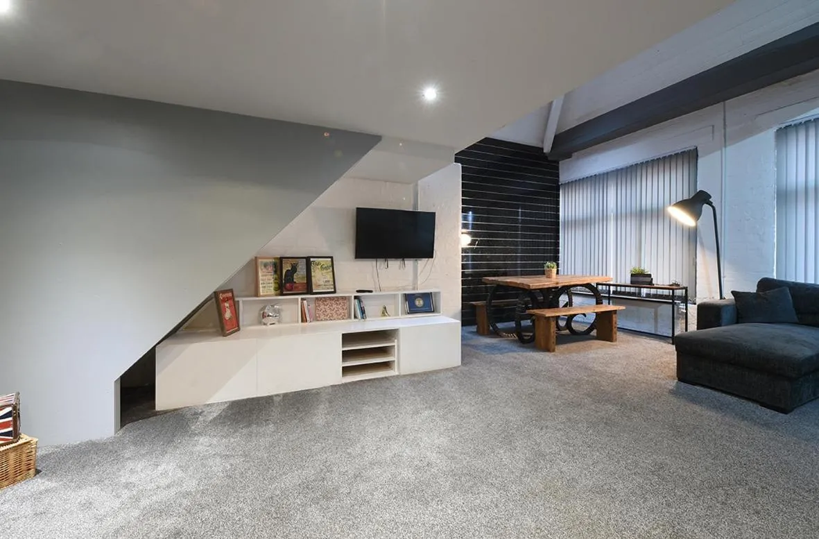 Image 1 of Penthouse Warehouse Slps 18 (61)