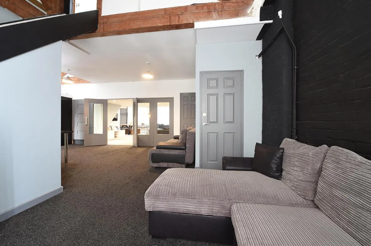 Image 2 of Penthouse Warehouse Slps 18 (61)