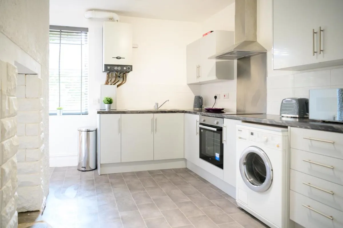 Image 2 of Purple Blossom, cosy 2 bed apartment, near Didsbury, free parking