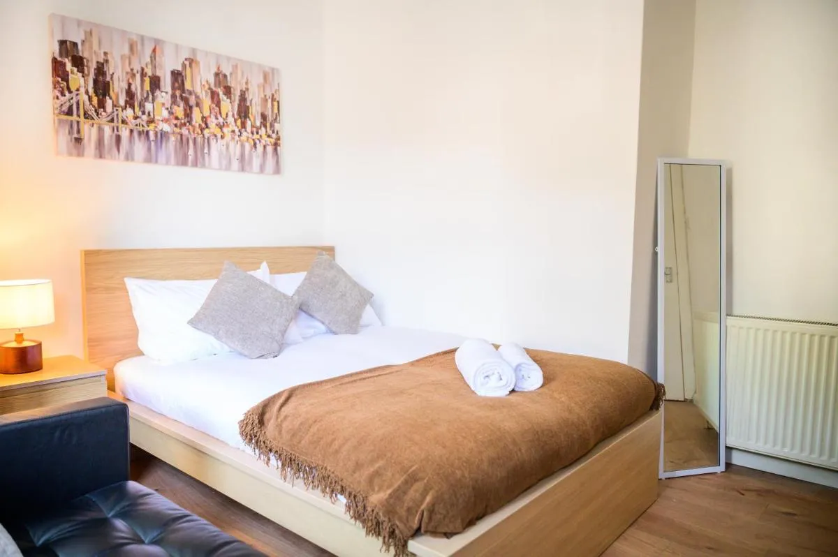 Image 4 of Purple Blossom, cosy 2 bed apartment, near Didsbury, free parking