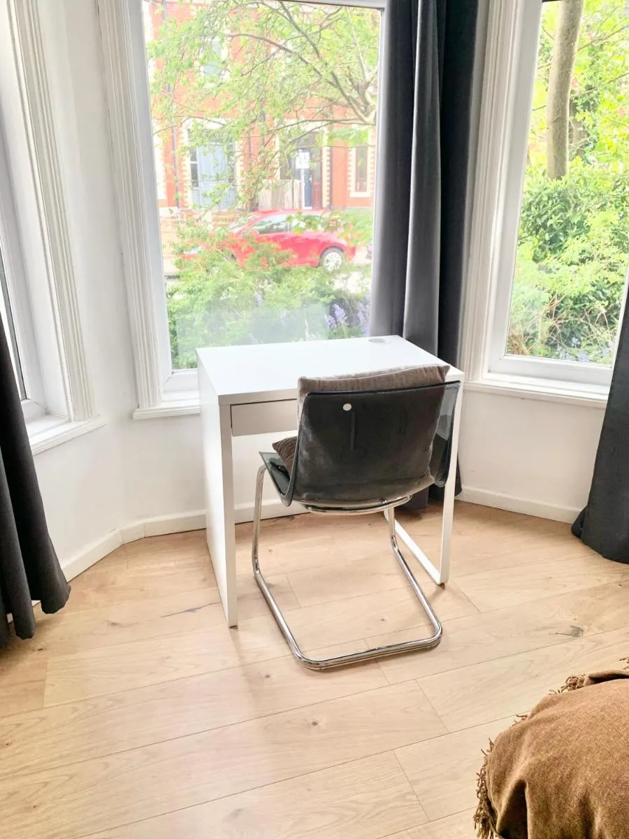 Image 3 of Purple Blossom, cosy 2 bed apartment, near Didsbury, free parking