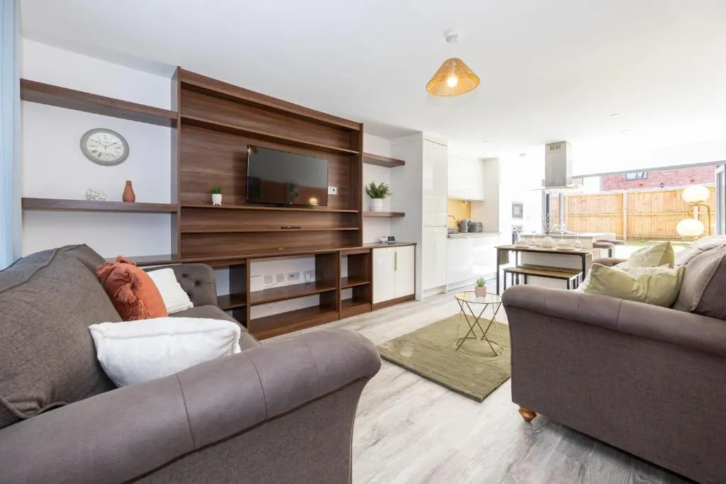 Image of Rest&Recharge at Brookdale House (5 Bedrooms, 15mins to City Centre, Free Parking)