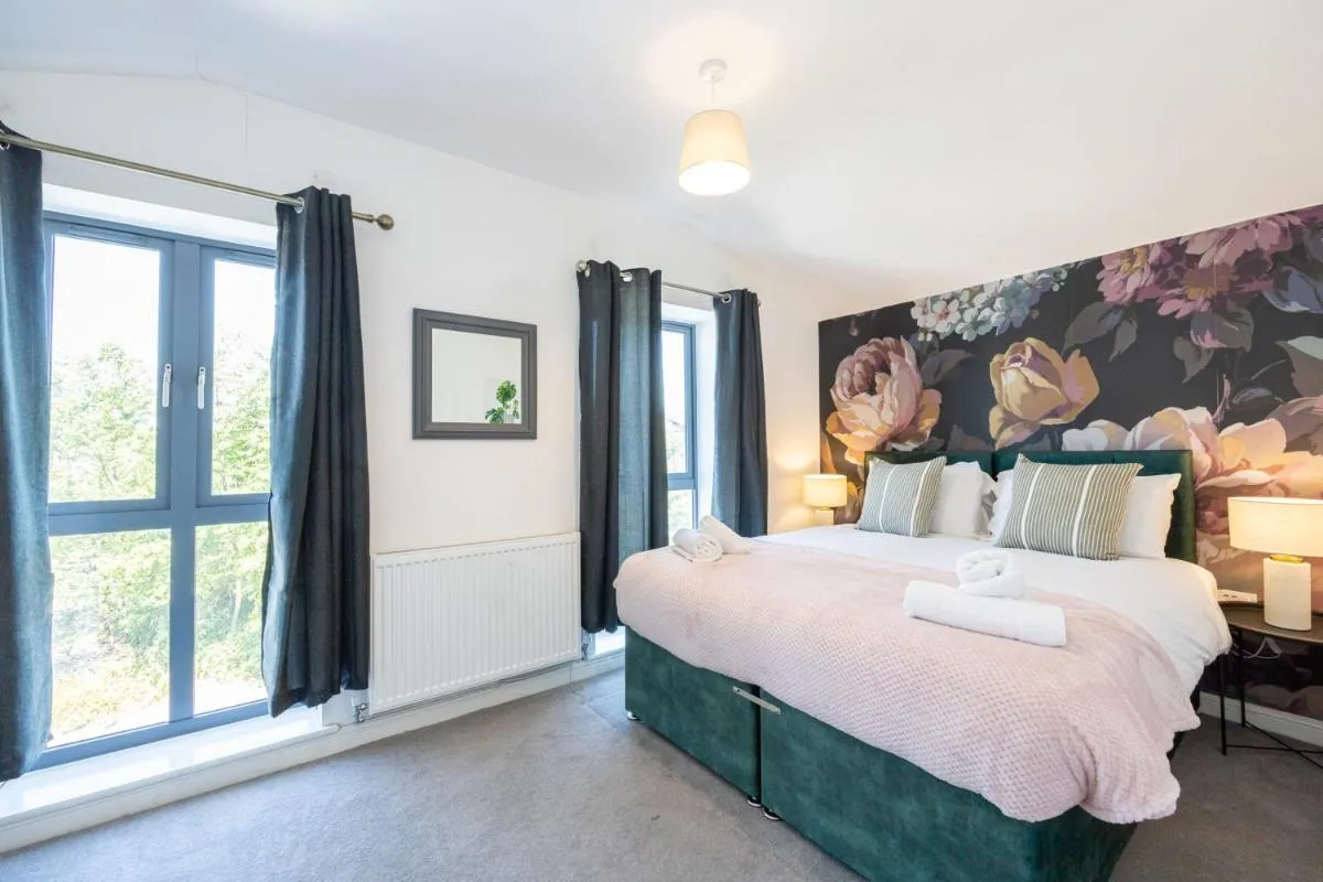 Image 1 of Rest&Recharge at Brookdale House (5 Bedrooms, 15mins to City Centre, Free Parking)
