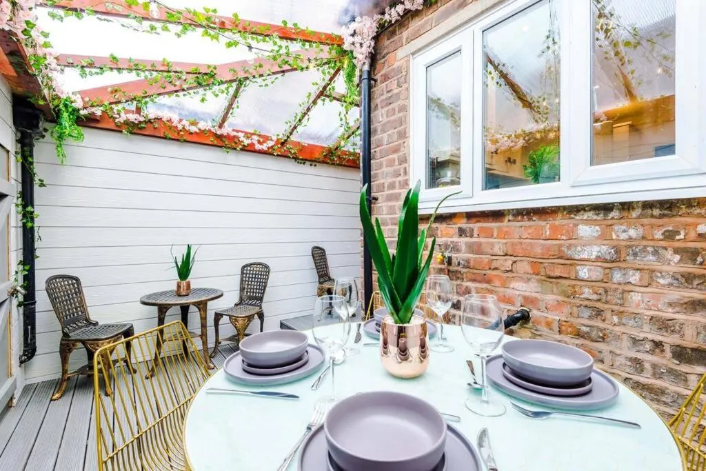 Image of Rest&Recharge at a Luxury Retreat in Manchester – Sleeps 11, 5 Bedrooms, 3 Bathrooms, Free Parking