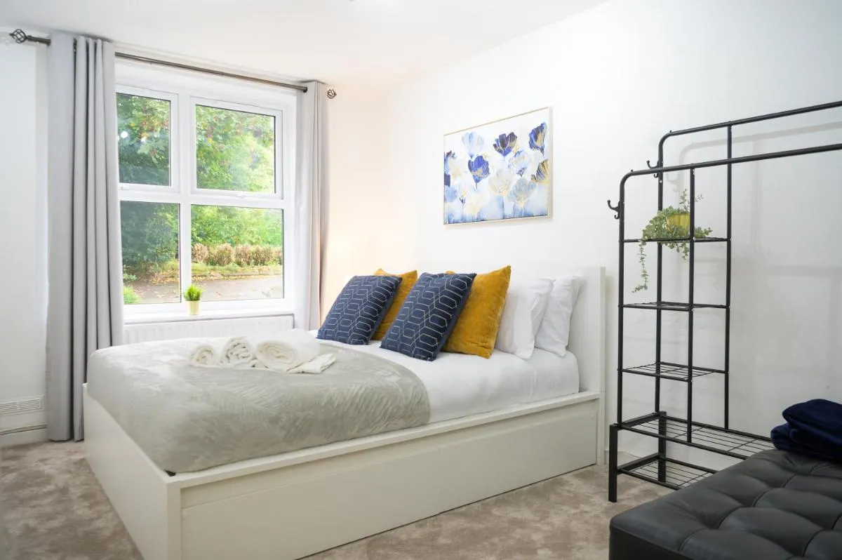 Image 4 of Silver Pines King bed 2 BR apartment