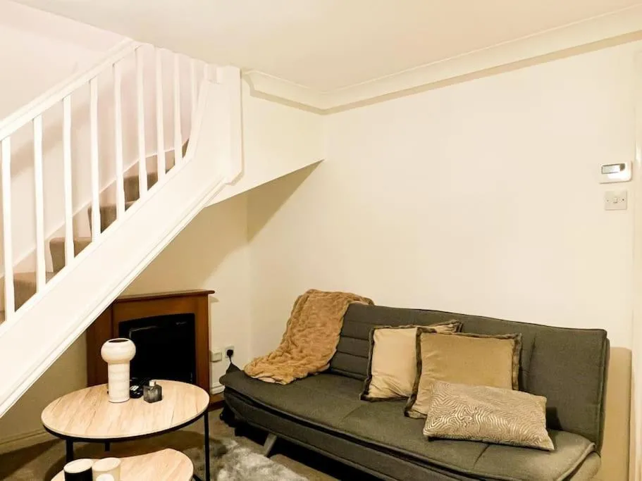 Image of Simple House w- FREE PARKING by Manchester Airport – FREE ONE-WAY DROP-OFF