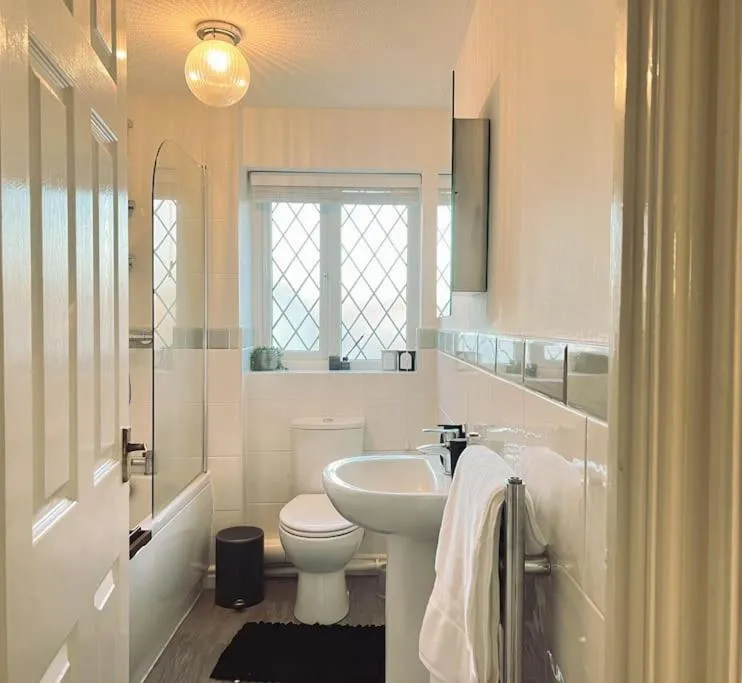 Image 1 of Simple House w- FREE PARKING by Manchester Airport – FREE ONE-WAY DROP-OFF