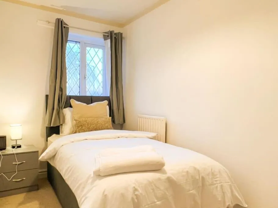 Image 2 of Simple House w- FREE PARKING by Manchester Airport – FREE ONE-WAY DROP-OFF