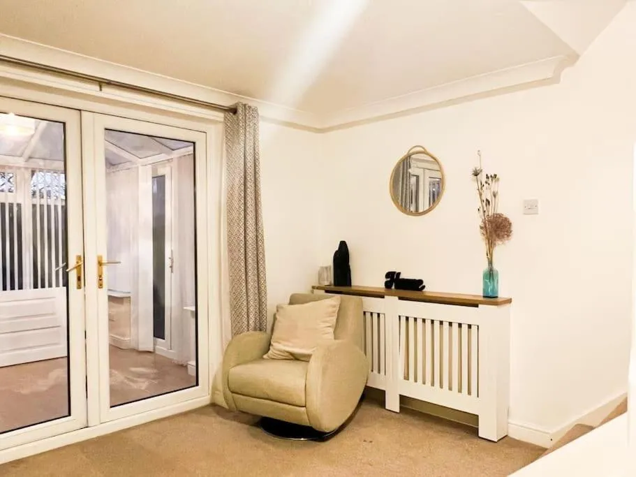 Image 4 of Simple House w- FREE PARKING by Manchester Airport – FREE ONE-WAY DROP-OFF