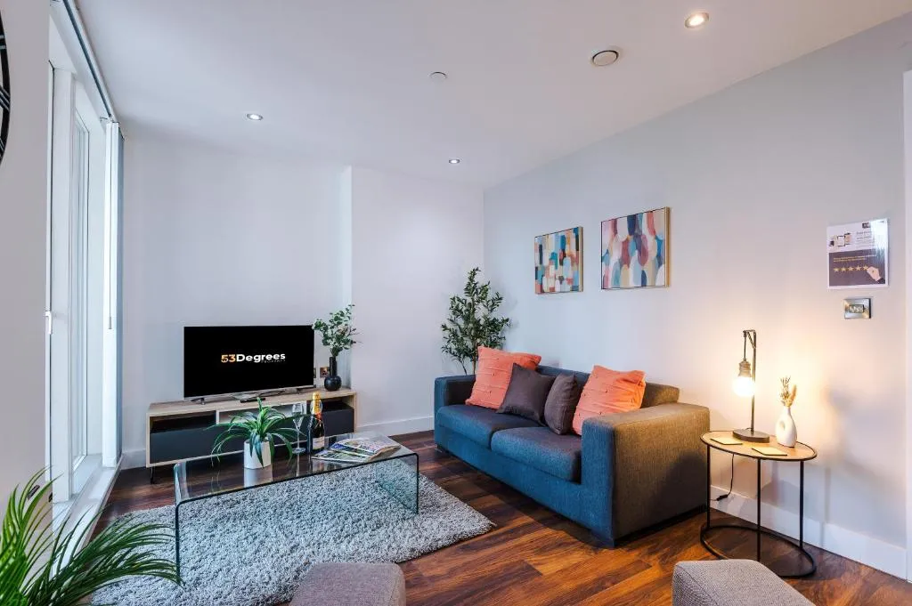 Image of Sleek 2 Bed in Manchester with PARKING! Perfect for couples!