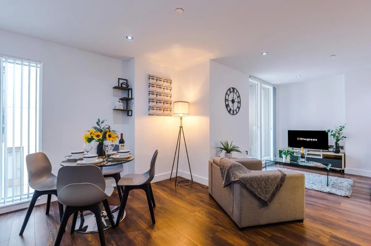 Image 3 of Sleek 2 Bed in Manchester with PARKING! Perfect for couples!