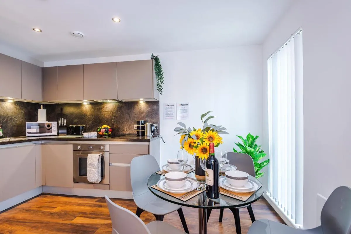 Image 4 of Sleek 2 Bed in Manchester with PARKING! Perfect for couples!