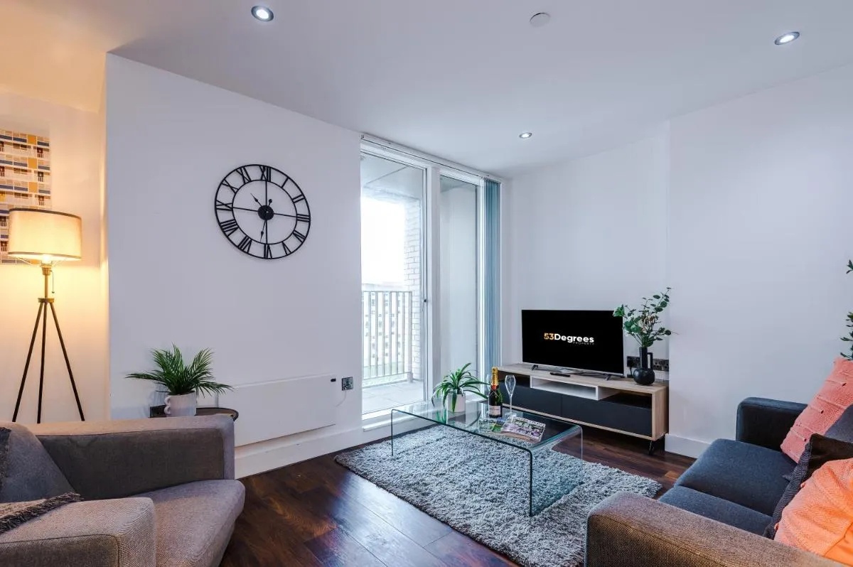 Image 2 of Sleek 2 Bed in Manchester with PARKING! Perfect for couples!