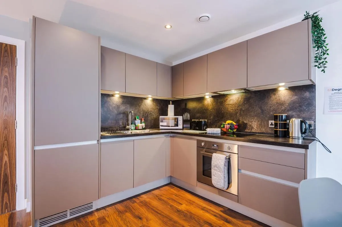 Image 6 of Sleek 2 Bed in Manchester with PARKING! Perfect for couples!