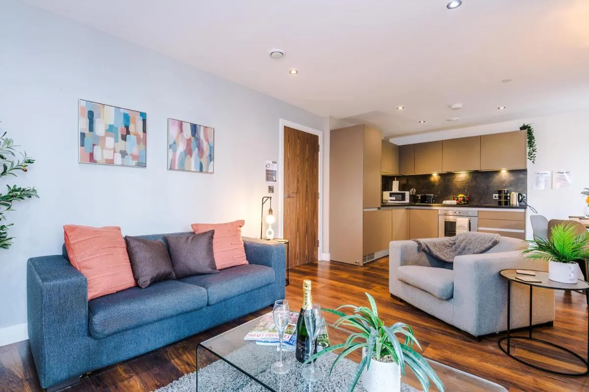 Image 1 of Sleek 2 Bed in Manchester with PARKING! Perfect for couples!