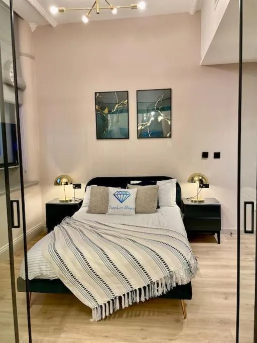 Image 5 of Sleek City Stay
