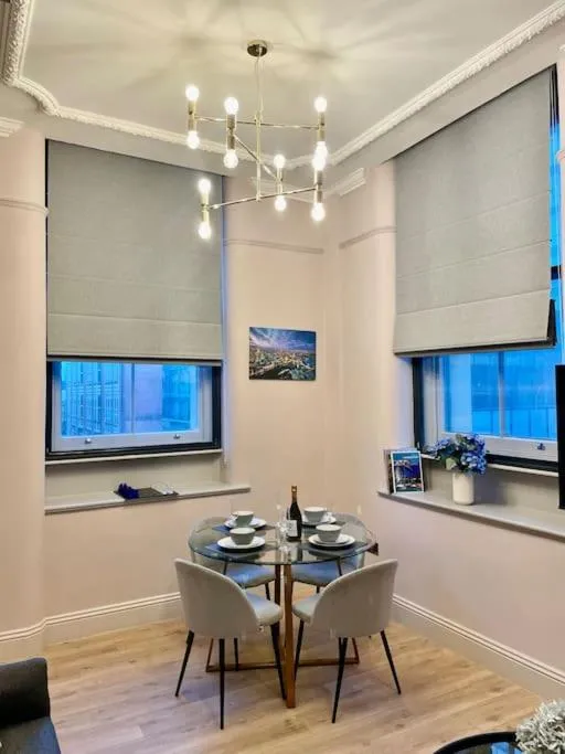 Image 6 of Sleek City Stay