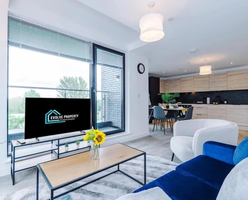 Image of Sleeps 6, Stylish 2 Bedroom Apartment in Old Trafford, Balcony, Smart TVs, Long Term Disc