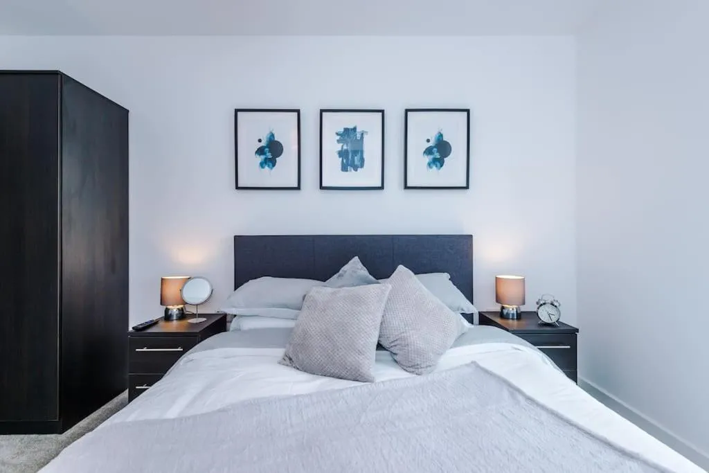 Image 3 of Sleeps 6, Stylish 2 Bedroom Apartment in Old Trafford, Balcony, Smart TVs, Long Term Disc