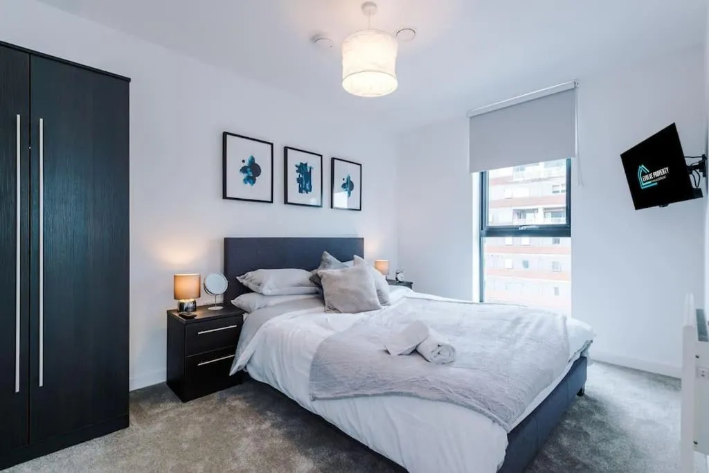 Image 2 of Sleeps 6, Stylish 2 Bedroom Apartment in Old Trafford, Balcony, Smart TVs, Long Term Disc