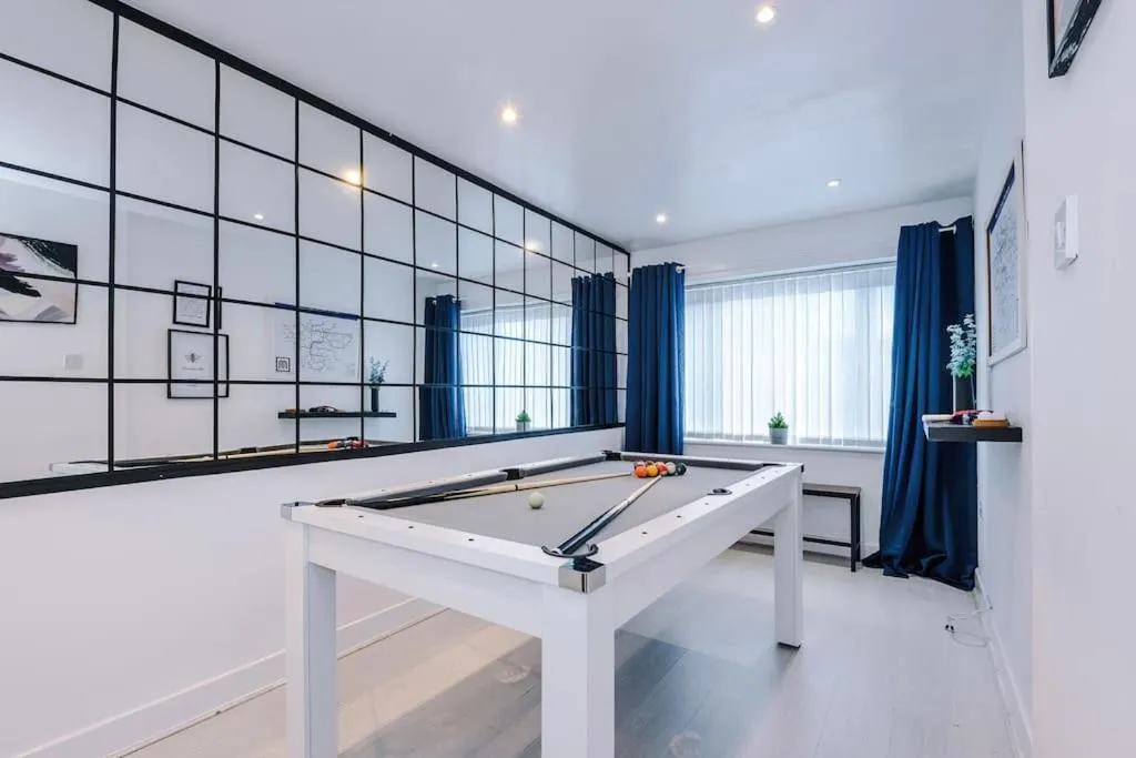 Image of Sleeps 9, Games Room, Perfect For Groups, Driveway, Smart TV, Available For Long Stays