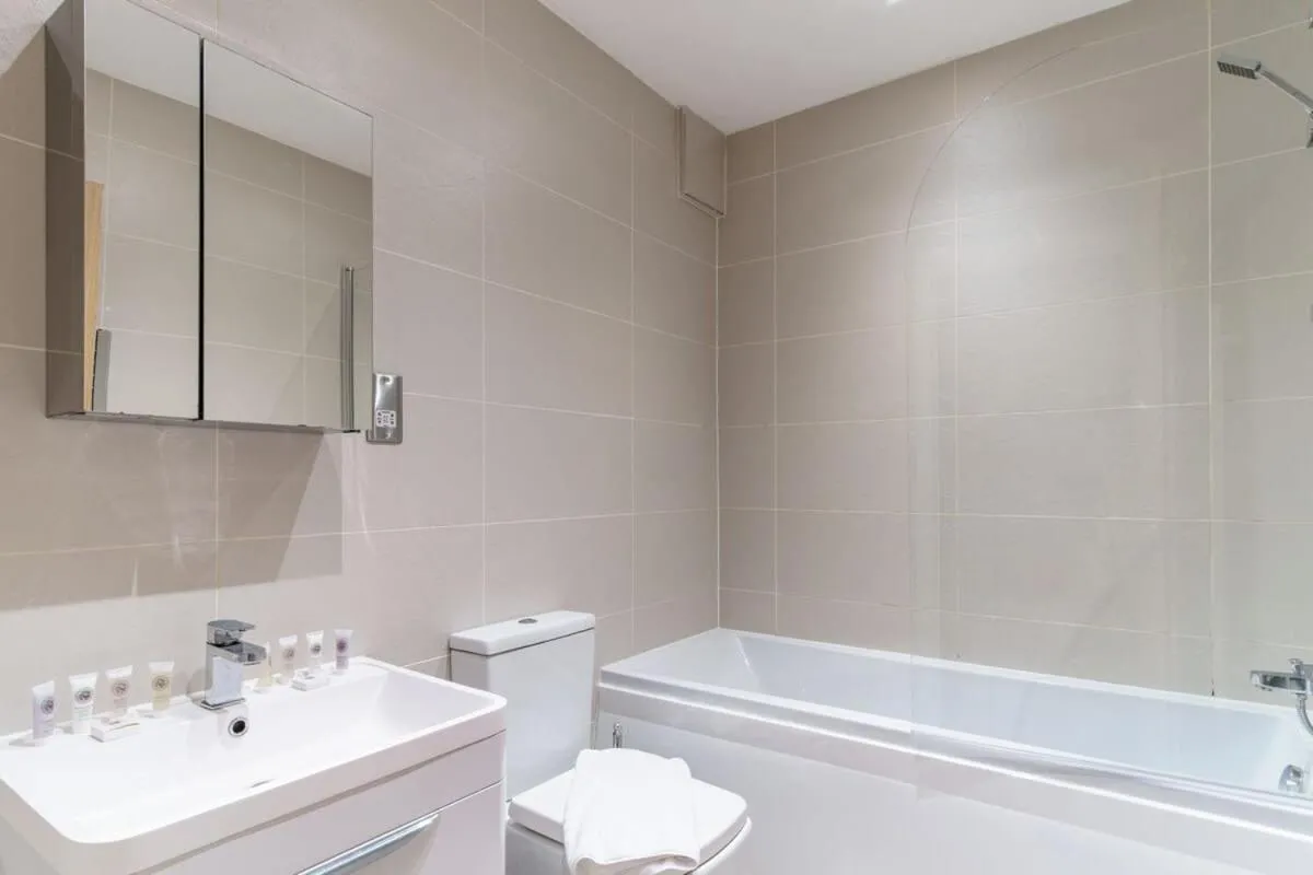 Image 5 of Spacious 2 Bed Apartment in Manchester Centre
