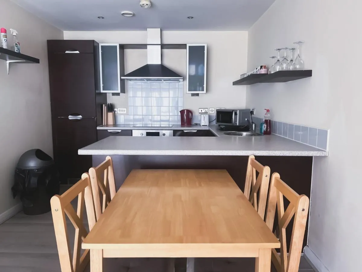 Image 3 of Spacious 2 Bed Flat, Free Parking, Close to town