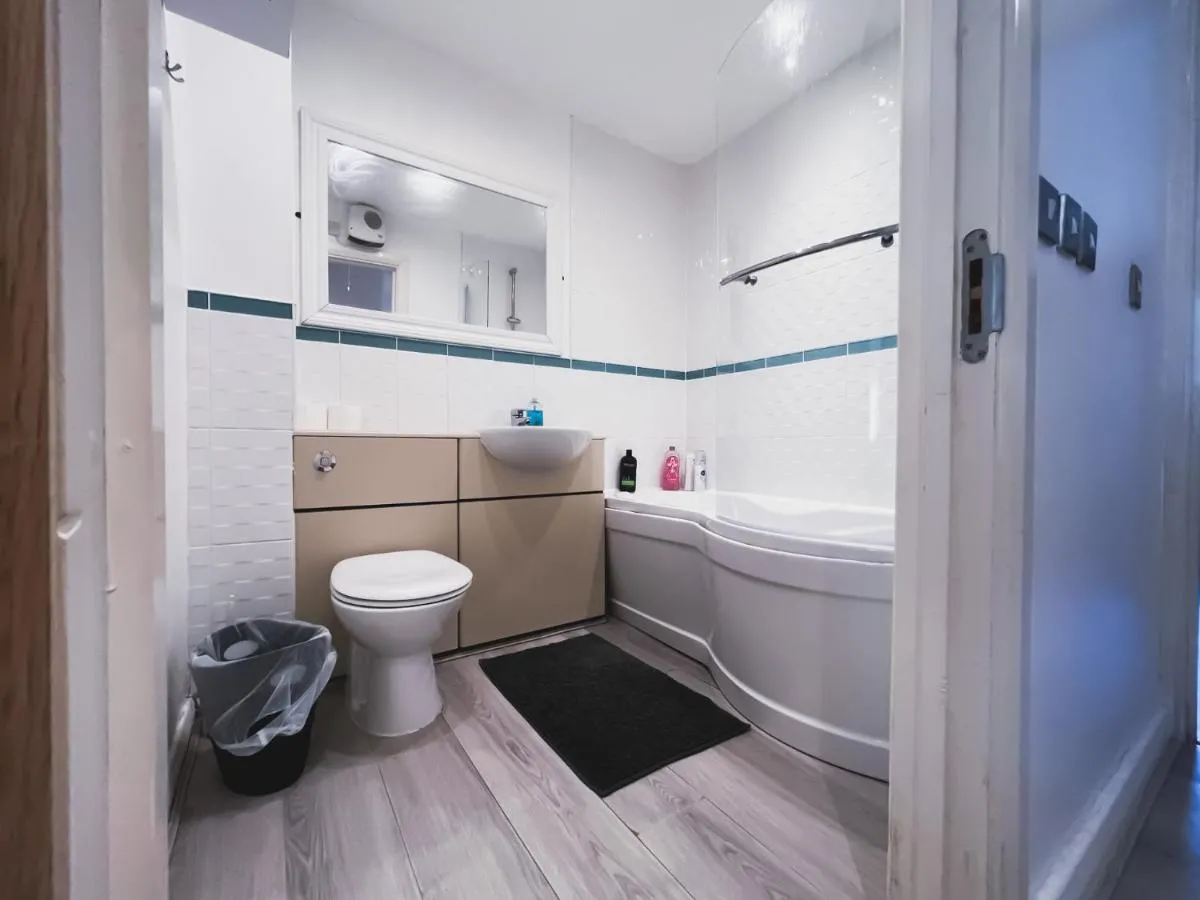 Image 4 of Spacious 2 Bed Flat, Free Parking, Close to town