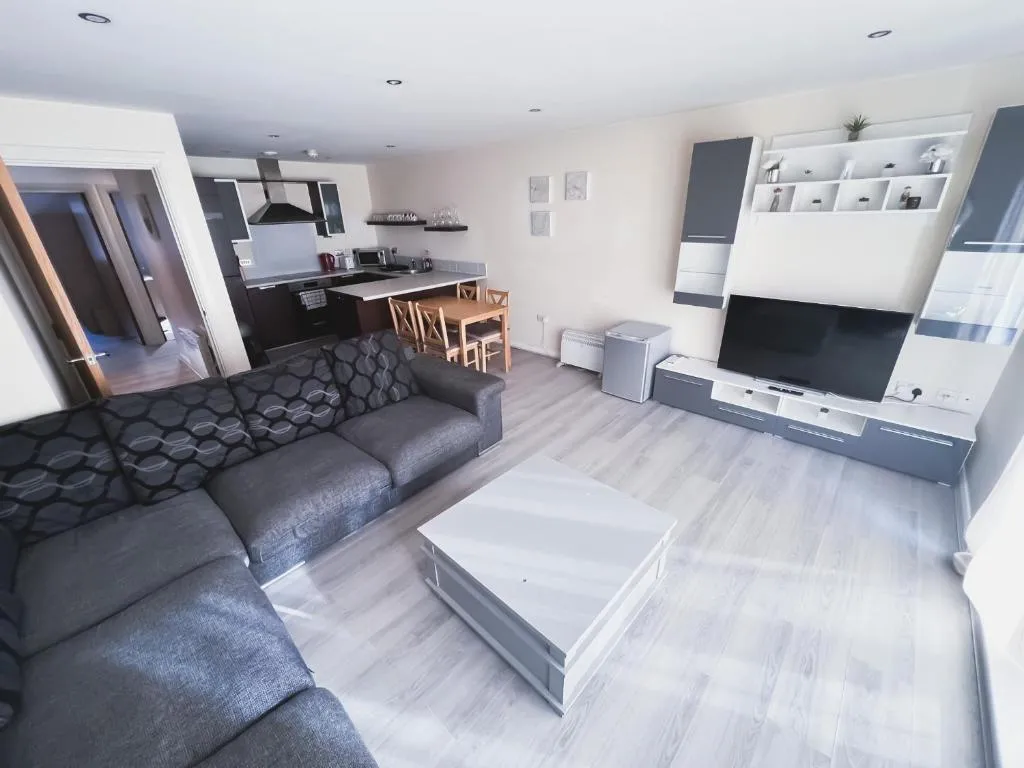 Image of Spacious 2 Bed Flat, Free Parking, Close to town