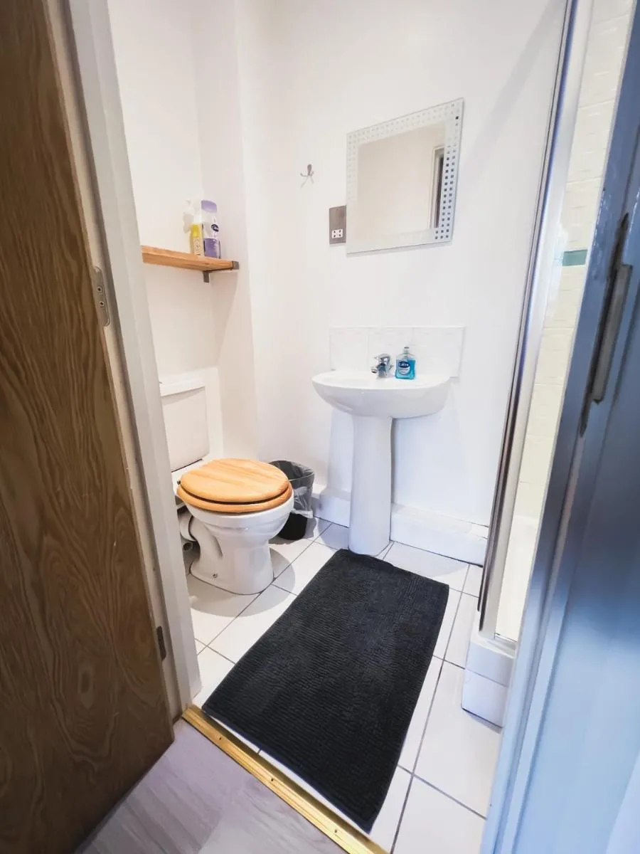Image 5 of Spacious 2 Bed Flat, Free Parking, Close to town