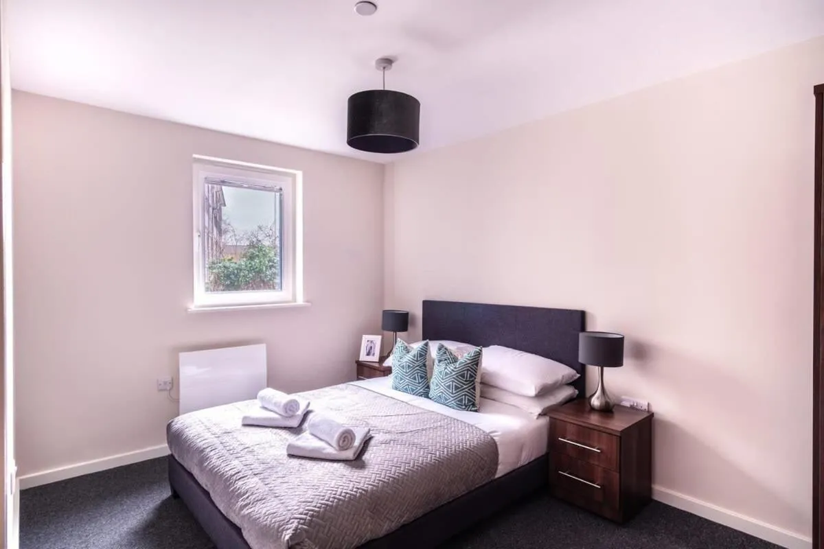 Image 3 of Spacious 2 Bedroom Apartment in Manchester