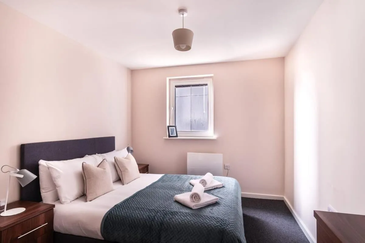 Image 2 of Spacious 2 Bedroom Apartment in Manchester